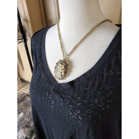 Vintage Gerrys Gold,Blue,White Gold Tone Victorian Rose Cameo Brooch Necklace - Picture 6 of 12